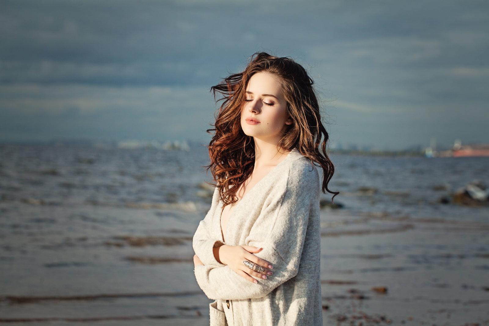 Woman standing at the sea shore with beautiful healthy hair